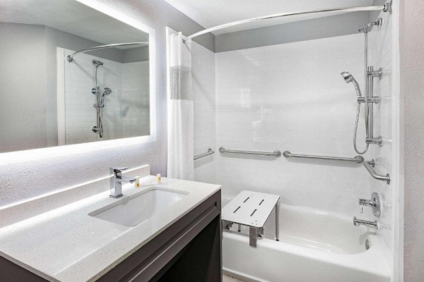La Quinta Inn & Suites by Wyndham Ardmore image 30